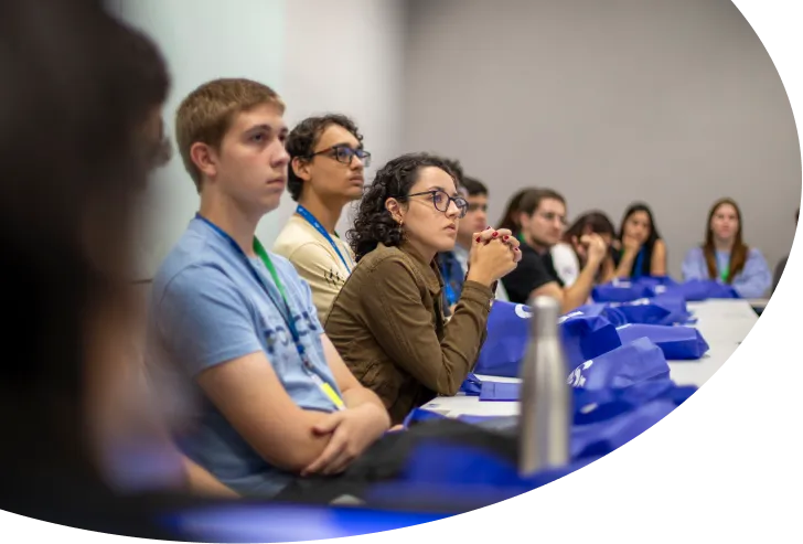 Pessoas assistindo uma palestra