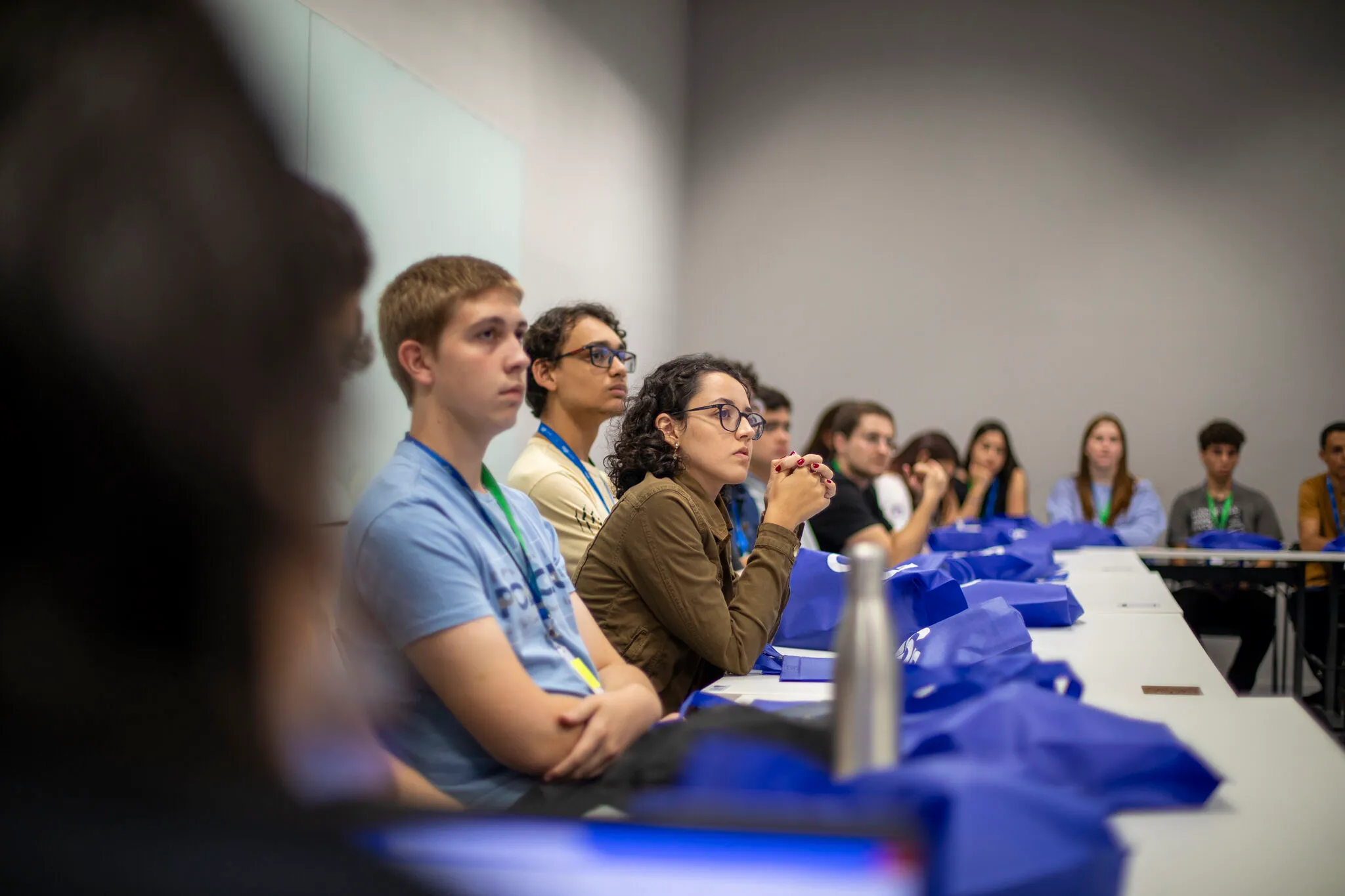 Pessoas assistindo uma palestra